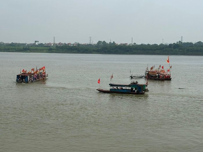 Đoàn rước xuống thuyền ra sông lấy nước. Ảnh: Hồng Hà