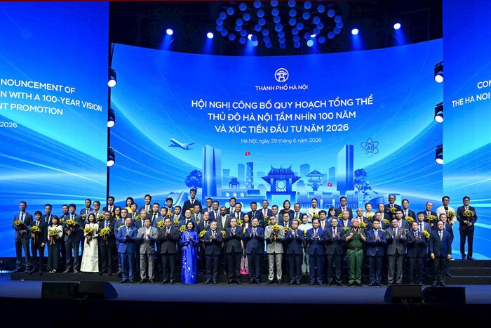 Lãnh đạo Đảng, Nhà nước và thành phố Hà Nội cùng đại diện các doanh nghiệp tại hội nghị công bố Quy hoạch tổng thể Thủ đô Hà Nội tầm nhìn 100 năm và xúc tiến đầu tư năm 2026. Ảnh: Thành Thái Hùng