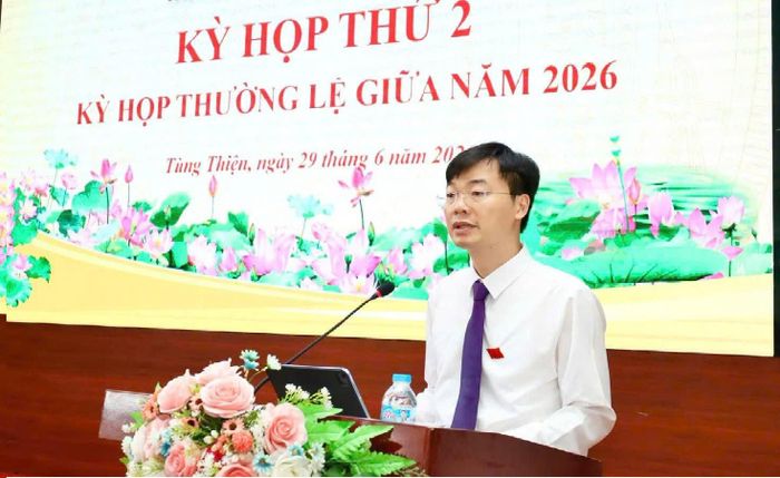 Chủ tịch UBND phường Tùng Thiện Nguyễn Viết Đạt làm rõ một số nội dung về tình hình phát triển kinh tế - xã hội và nhiệm vụ, giải pháp trọng tâm trong thời gian tới. Ảnh: TH