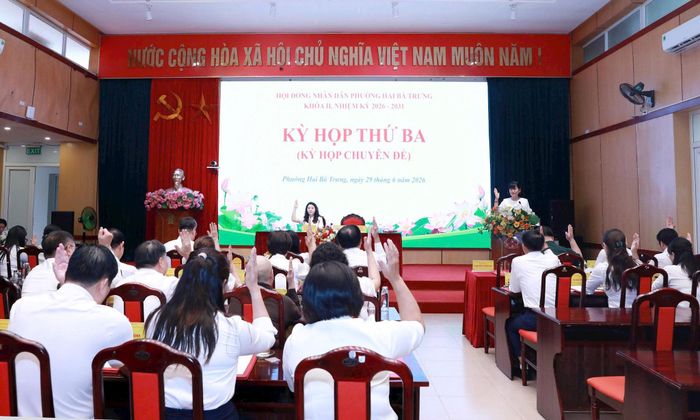HĐND phường Hai Bà Trưng biểu quyết thông qua Nghị quyết về Đề án sắp xếp Tổ dân phố. Ảnh: K.H.