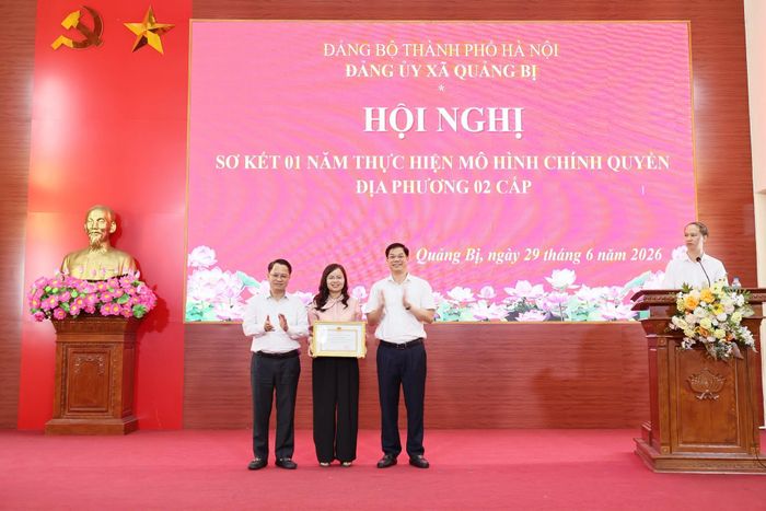 Xã Quảng Bị vinh dự được UBND thành phố tặng Bằng khen. Ảnh: Phương Liên