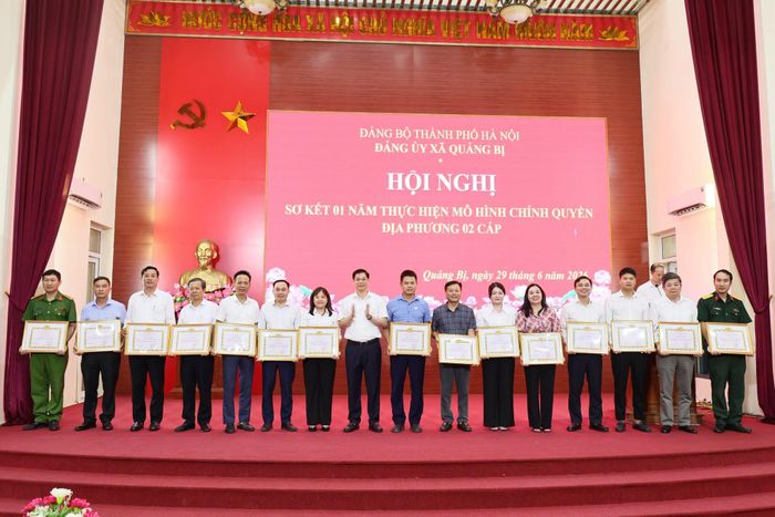 Ban Thường vụ Đảng ủy xã khen thưởng 15 tập thể có thành tích xuất sắc trong một năm thực hiện mô hình chính quyền địa phương 2 cấp. Ảnh: Phương Liên