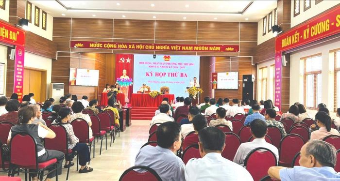 Biểu quyết thông qua các dự thảo nghị quyết tại kỳ họp. Ảnh: Lê Hà
