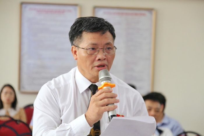 Đại biểu HĐND phường Phú Thượng tham gia thảo luận tại kỳ họp. Ảnh: Cao Kỳ
