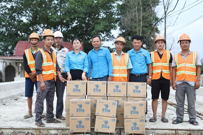 Những chai nước mát đã được tổ chức Công đoàn trao tận tay công nhân đang làm việc tại các công trình trọng điểm và dự án đầu tư công trên địa bàn Thủ đô. Ảnh: N. A.