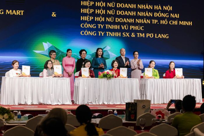 Ký kết thỏa thuận hợp tác giữa các doanh nghiệp tại hội thảo. Ảnh: Huyền Bích