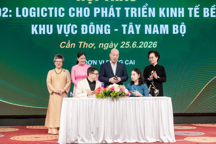 Ký kết thỏa thuận hợp tác chiến lược giữa Hiệp hội Nữ doanh nhân Việt Nam (VAWE) với Hiệp hội Doanh nghiệp dịch vụ Logistics (VLA) về số hóa chuỗi cung ứng và tối ưu hóa logistics xanh. Ảnh: Huyền Bích