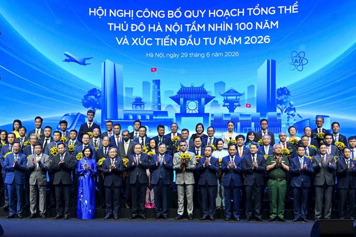 Chủ tịch Quốc hội Trần Thanh Mẫn chụp ảnh cùng các đồng chí lãnh đạo và doanh nghiệp trong Hội nghị sáng ngày 29-6. Ảnh: Viết Thành
