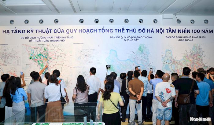 Trải nghiệm của khách tham quan tiếp tục tại không gian tầng 4 với hệ thống pano khổ lớn trưng bày quy hoạch Hà Nội qua các thời kỳ gắn liền với lịch sử phát triển giúp công chúng hình dung rõ nét quá trình vươn mình của thành phố từ quá khứ đến hiện tại.