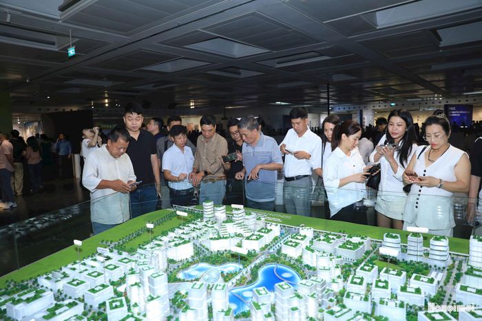 Ngoài ra, triển lãm còn trưng bày bản vẽ, mô hình của một số dự án tiêu biểu của thành phố, các khu đô thị hiện đại.