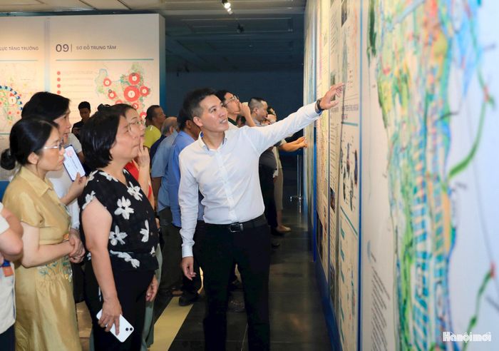Nhiều người dân tìm hiểu các định hướng phát triển của Thủ đô qua bản đồ quy hoạch tổng thể.
