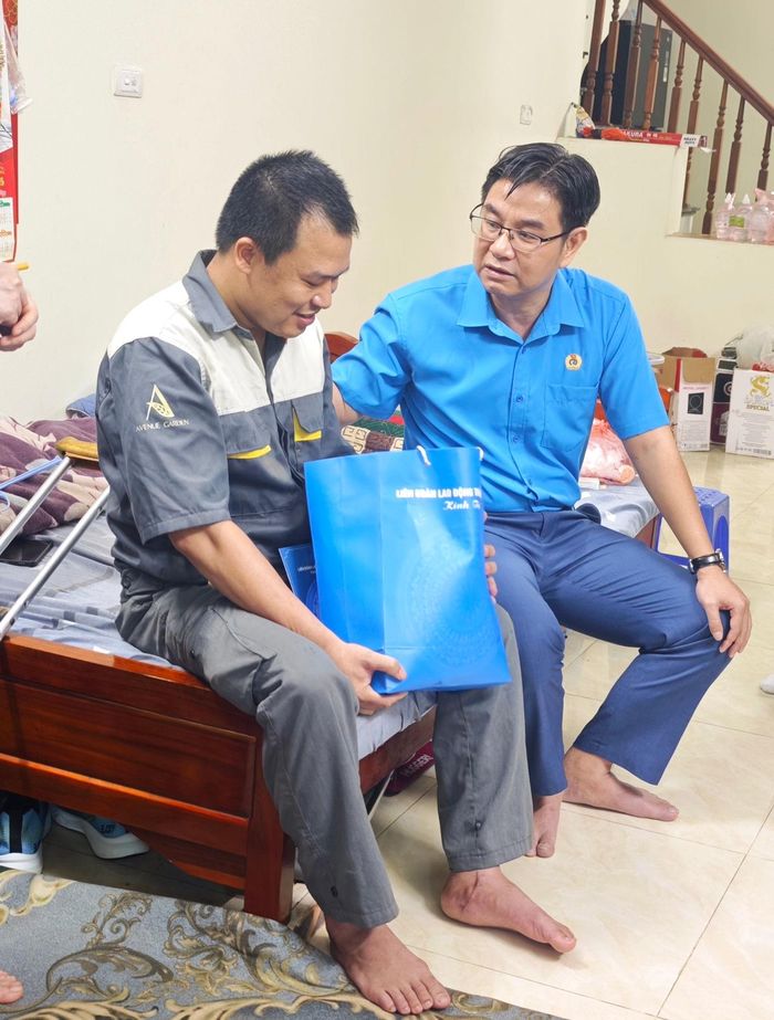 Chủ tịch Liên đoàn Lao động thành phố Hà Nội Nguyễn Văn Thắng trực tiếp đến thăm hỏi, động viên công nhân Nguyễn Công Anh bị tai nạn lao động. Ảnh: Hải Hà