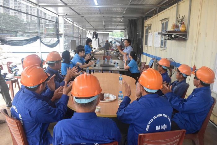 Đồng chí Nguyễn Văn Thắng, Chủ tịch Liên đoàn Lao động thành phố Hà Nội nắm bắt tiến độ thi công công trình trọng điểm của thành phố. Ảnh: NA