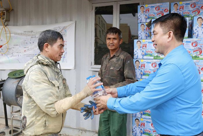 Tổ chức công đoàn tặng nước cho người lao động. Ảnh: NA