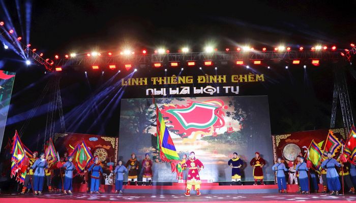 Chương trình nghệ thuật đặc biệt “Linh thiêng đình Chèm - Nhị Hà hội tụ” kỷ niệm 10 năm Lễ hội truyền thống đình Chèm được ghi danh là Di sản văn hóa phi vật thể quốc gia (2016 - 2026). Ảnh: Trần Thảo