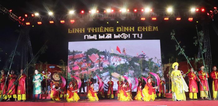 Lễ hội đình Chèm được tổ chức hằng năm chính là minh chứng cho đạo lý “uống nước nhớ nguồn”. Ảnh: Trần Thảo