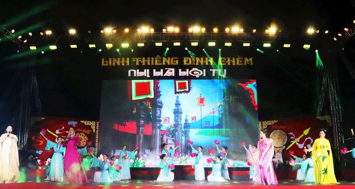 Chương trình nghệ thuật đặc sắc chào mừng Lễ hội truyền thống đình Chèm 2026 là lời tri ân sâu sắc đối với Đức Hy Khang Thiên Vương Lý Ông Trọng, các bậc tiền nhân đã có công dựng nước, giữ nước. Ảnh: Trần Thảo