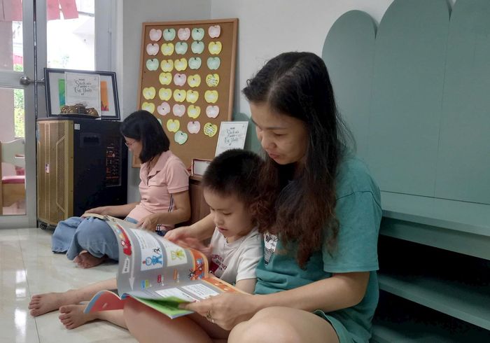 Phụ huynh cùng con đọc sách. Ảnh: Ngọc Minh