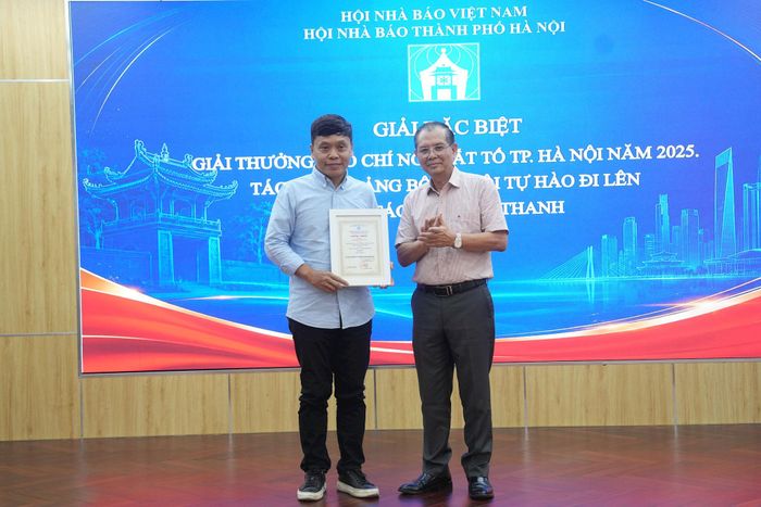 Chủ tịch Hội Nhà báo thành phố Hà Nội Tô Quang Phán trao giải Đặc biệt cho tác phẩm truyền hình "Đảng bộ Hà Nội tự hào đi lên" của tác giả Nguyễn Đình Thanh, Cơ quan Báo và Phát thanh Truyền hình Hà Nội) - Ảnh Phạm Hùng