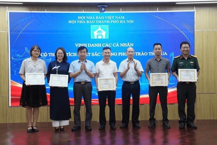 Lãnh đạo Hội nhà báo Thành phố Hà Nội trao tặng Giấy khen cho các hội viên nhà báo có thành tích xuất sắc về hoạt động nghiệp vụ và xây dựng Hội năm 2025