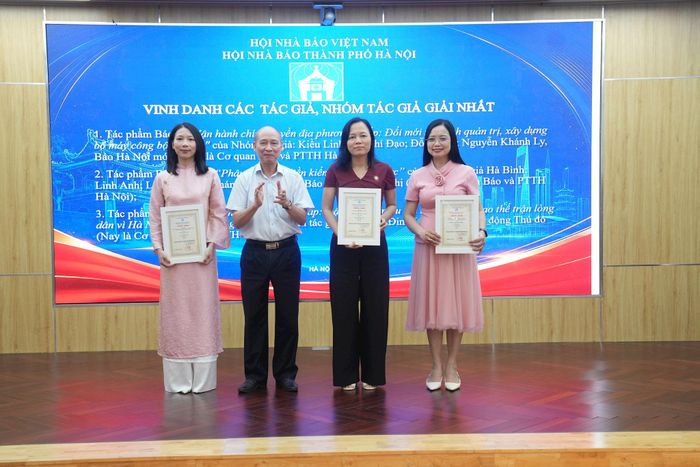 Phó Chủ tịch Thường trực Hội Nhà báo thành phố Hà Nội Kiều Thanh Hùng trao cho các tác giả và nhóm tác giả đoạt giải Nhất. Ảnh Phạm Hùng
