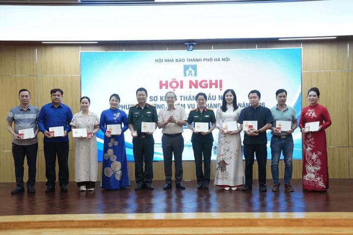Chủ tịch Hội nhà báo thành phố Hà Nội chúc mừng các Nhà báo được trao tặng Kỷ niệm chương "Vì sự nghiệp báo chí Việt Nam"