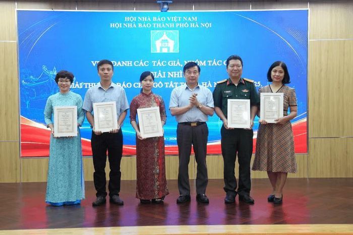 Nhà báo Nguyễn Minh Đức, Phó Chủ tịch Hội Nhà báo Thành phố, Phó Giám đốc Cơ quan Báo và Phát thanh Truyền hình Hà Nội trao giải Nhì cho các tác giả đoạt giải Ngô Tất Tố