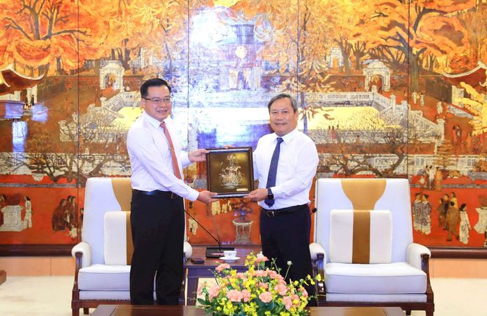 Chủ tịch UBND thành phố Vũ Đại Thắng tặng quà đồng chí Somsaath Ounsida. Ảnh: Viết Thành