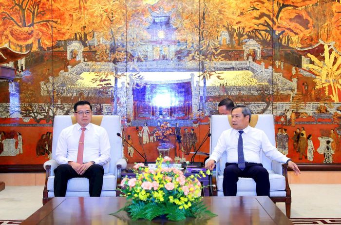 Chủ tịch UBND thành phố Vũ Đại Thắng tiếp Đoàn đại biểu Chính quyền tỉnh Khăm Muồn (Cộng hòa Dân chủ Nhân dân Lào). Ảnh: Viết Thành