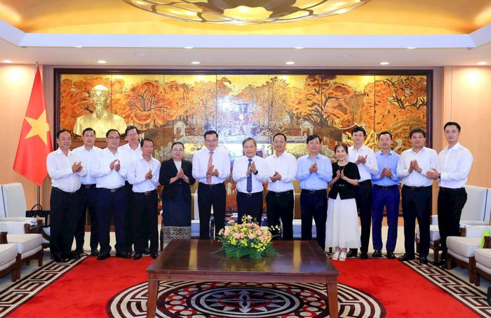 Chủ tịch UBND thành phố Hà Nội Vũ Đại Thắng cùng lãnh đạo hai bên chụp ảnh lưu niệm. Ảnh: Viết Thành