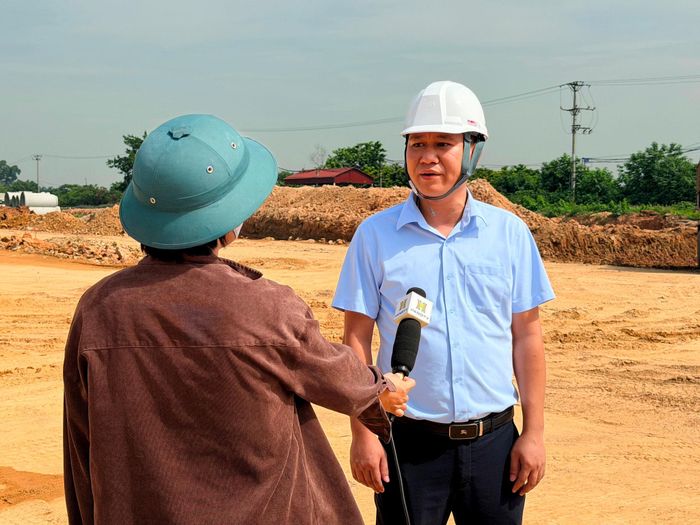 Ông Đào Ngọc Huân, Giám đốc Ban Quản lý dự án Đầu tư - Hạ tầng xã Phúc Thịnh trả lời phóng viên Cơ quan Báo và Phát thanh, truyền hình Hà Nội. Ảnh: Thanh Hà