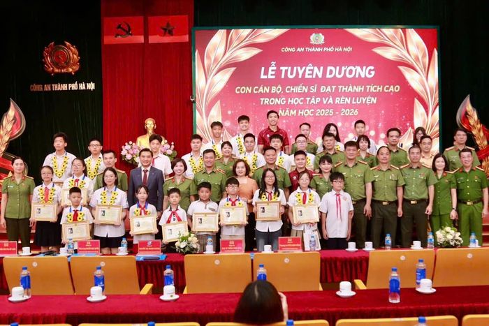Các đại biểu chụp ảnh lưu niệm cùng các em học sinh có thành tích học tập xuất sắc năm học 2025-2026. Ảnh: PV