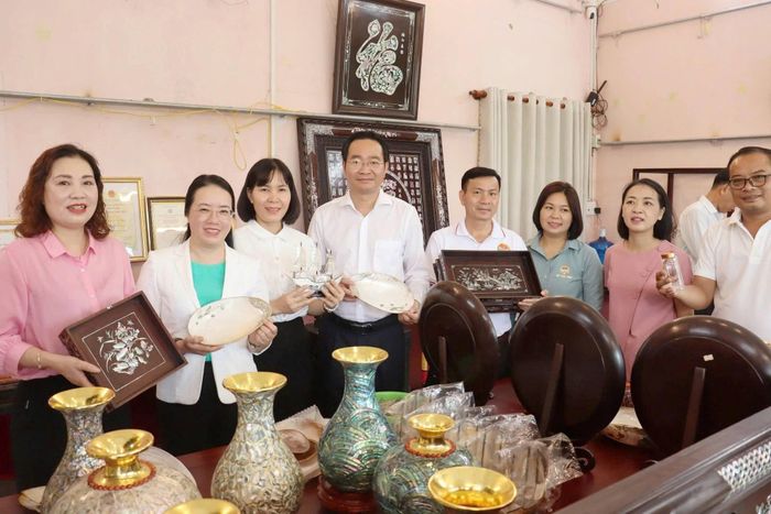 Hội Nông dân thành phố Đà Nẵng và Hội Nông dân thành phố Đồng Nai thăm các mô hình sản xuất ở Chuyên Mỹ - Hà Nội tháng 6-2026. Ảnh: HND