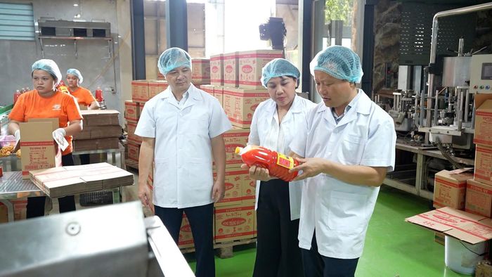 Hội Nông dân tỉnh Nghệ An thăm cơ sở chế biến sản xuất các loại gia vị (tương ớt, tương cà, nước tương) tại xã Dương Hòa - Hà Nội tháng 5-2026. Ảnh: HND