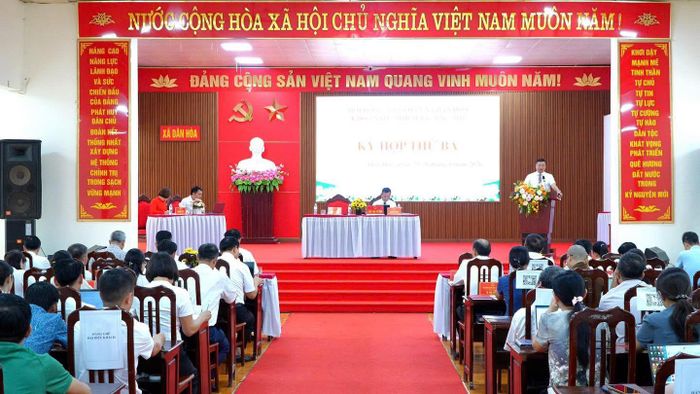 Quang cảnh cuộc họp HĐND xã Dân Hòa diễn ra chiều 29-6. Ảnh: DH.