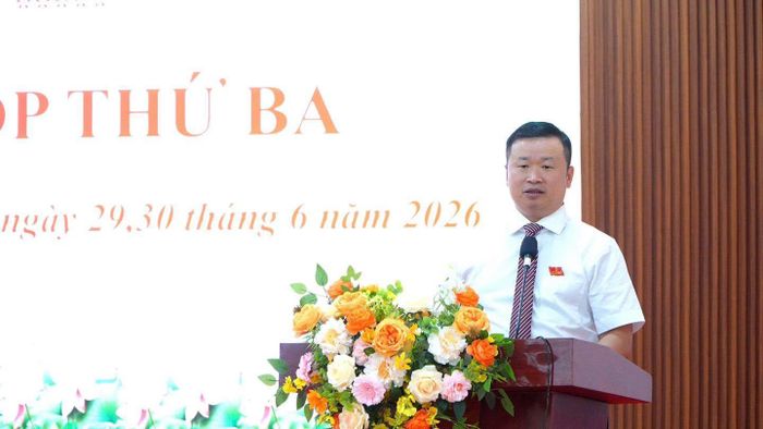 Bí thư Đảng ủy, Chủ tịch HĐND xã Mai Xuân Trường phát biểu khai mạc kỳ họp. Ảnh: DH.