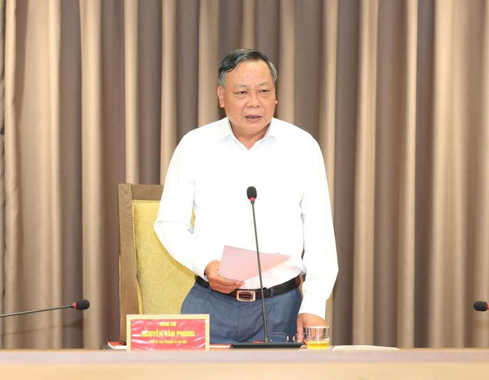 Phó Bí thư Thành ủy Hà Nội Nguyễn Văn Phong phát biểu tham luận tại hội nghị. Ảnh: Thanh Hải