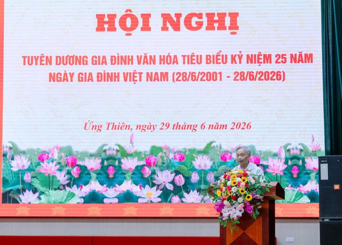 Ông Nguyễn Văn Sáng đại diện các gia đình văn hóa tiêu biểu xã Ứng Thiên phát biểu. Ảnh: Quản Linh