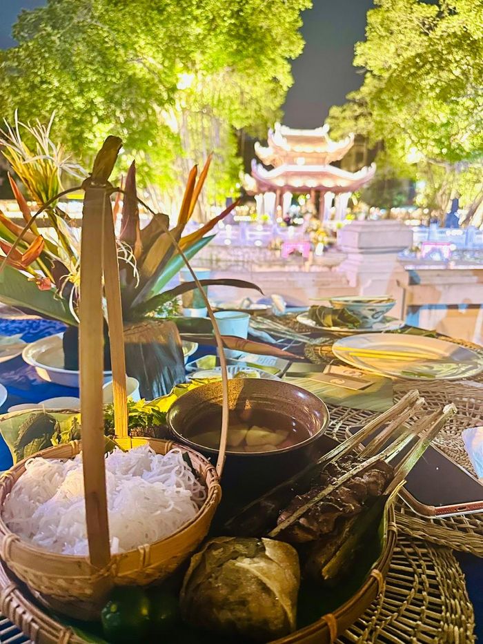 Du khách sẽ được thưởng thức ẩm thực đậm hương vị Hà thành như: Bún chả, bún ốc... trong không gian thơ mộng của Hồ Văn về đêm. Ảnh: Hoàng Quyên