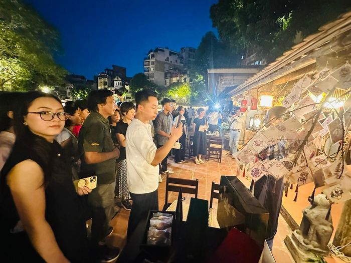 Xem các sản phẩm thủ công mỹ nghệ độc đáo. Ảnh: Hoàng Quyên