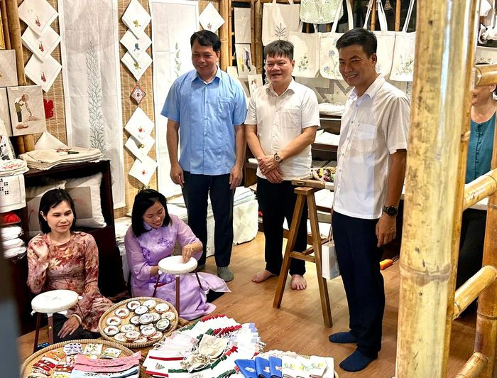 Tham gia trải nghiệm làm đồ handmade tại các gian hàng. Ảnh: Hoàng Quyên