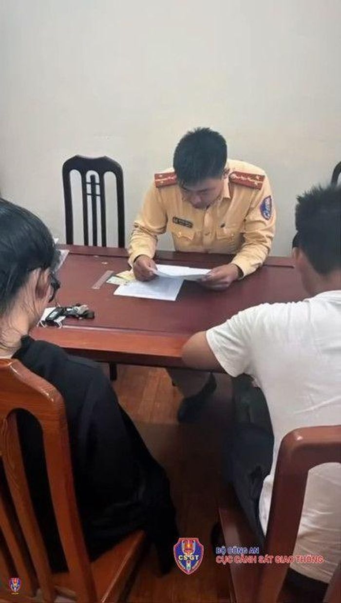 CSGT làm việc với người vi phạm. Ảnh: Cục CSGT