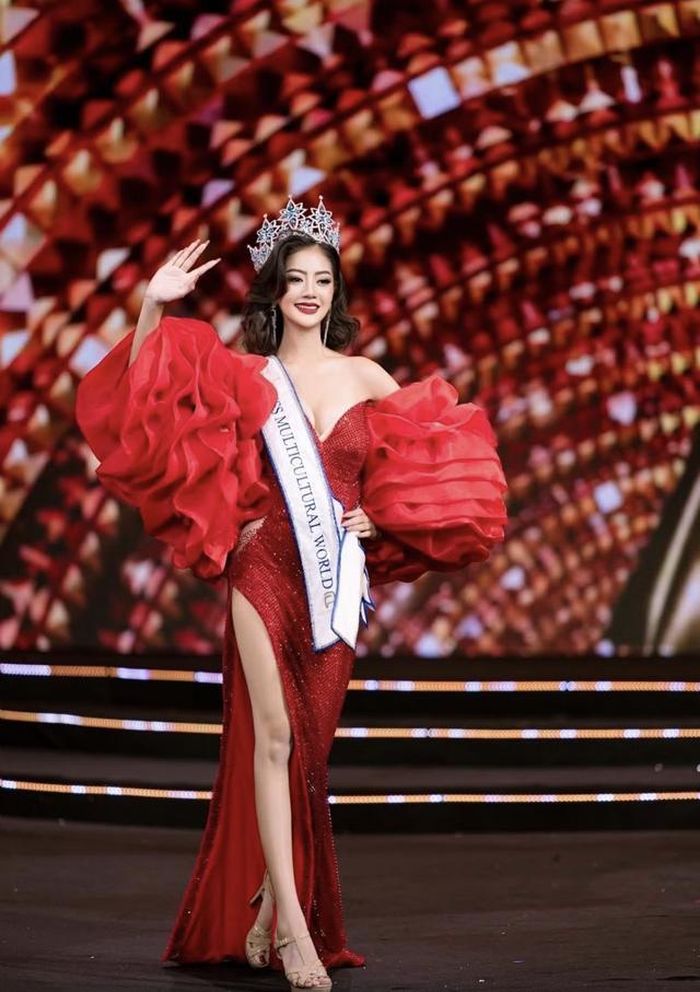 Khoảnh khắc Soe Myintzu Lwin bước đi đầu tiên với vương miện Miss Multicultural World 2026.