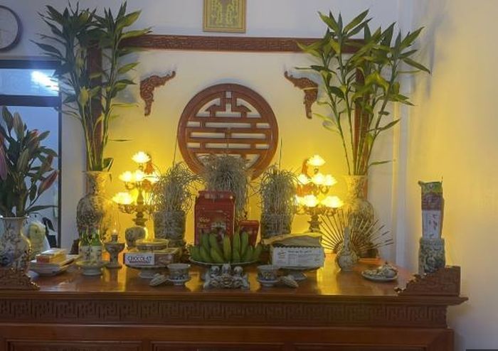 Kích thước bàn thờ đẹp chuẩn sẽ bố trí được đầy đủ các đồ thờ cúng cần thiết, giúp con cháu thể hiện lòng thành kính với tổ tiên hoặc những người đã khuất trong việc chuẩn bị chu đáo cho việc thờ cúng.