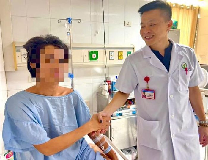 Bác sĩ thăm khám cho bệnh nhân sau phẫu thuật. Ảnh: BVCC.