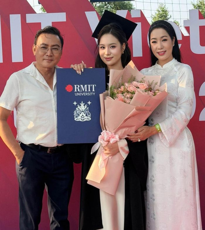 Hồi tháng 4, vợ chồng NSND Trịnh Kim Chi chúc mừng con gái tốt nghiệp loại giỏi ngành quản trị hàng không.