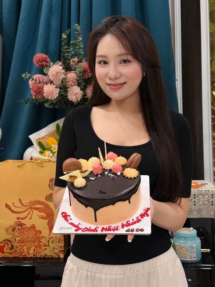 NSND Trịnh Kim Chi đăng tải khoảnh khắc chúc mừng con gái lớn đón sinh nhật tuổi mới.