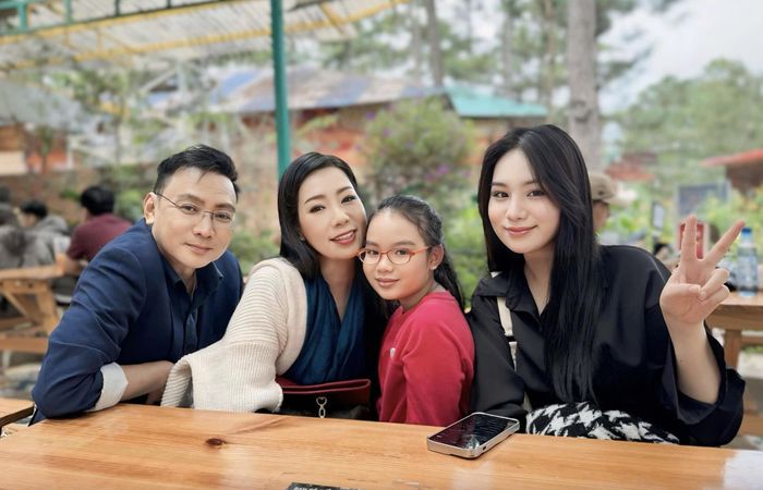 Gia đình nhỏ hạnh phúc to của NSND Trịnh Kim Chi và doanh nhân Võ Trấn Phương.