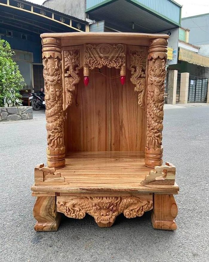 Kích thước bàn thờ Thần tài ông Địa (48cm x 48cm x 68cm) được coi là lựa chọn phù hợp cho các không gian thờ cúng nhỏ.