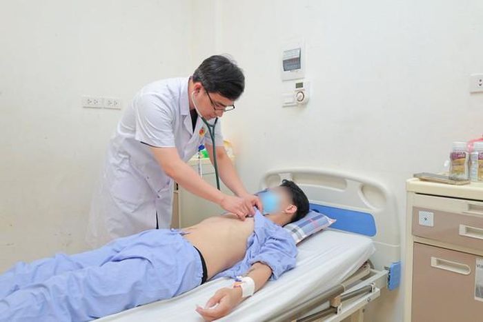 BS Nguyễn Thế Huy đang kiểm tra sức khỏe cho bệnh nhân sau hậu phẫu. Ảnh BVCC